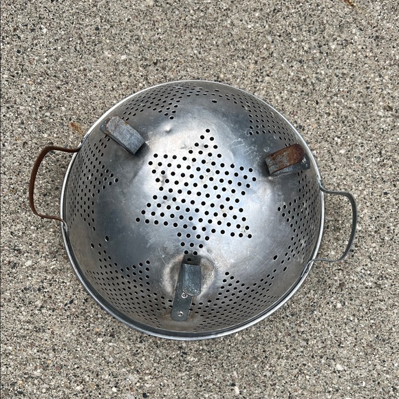 Vintage Aluminum Star Pattern Colander with Handles - Picture 2 of 6